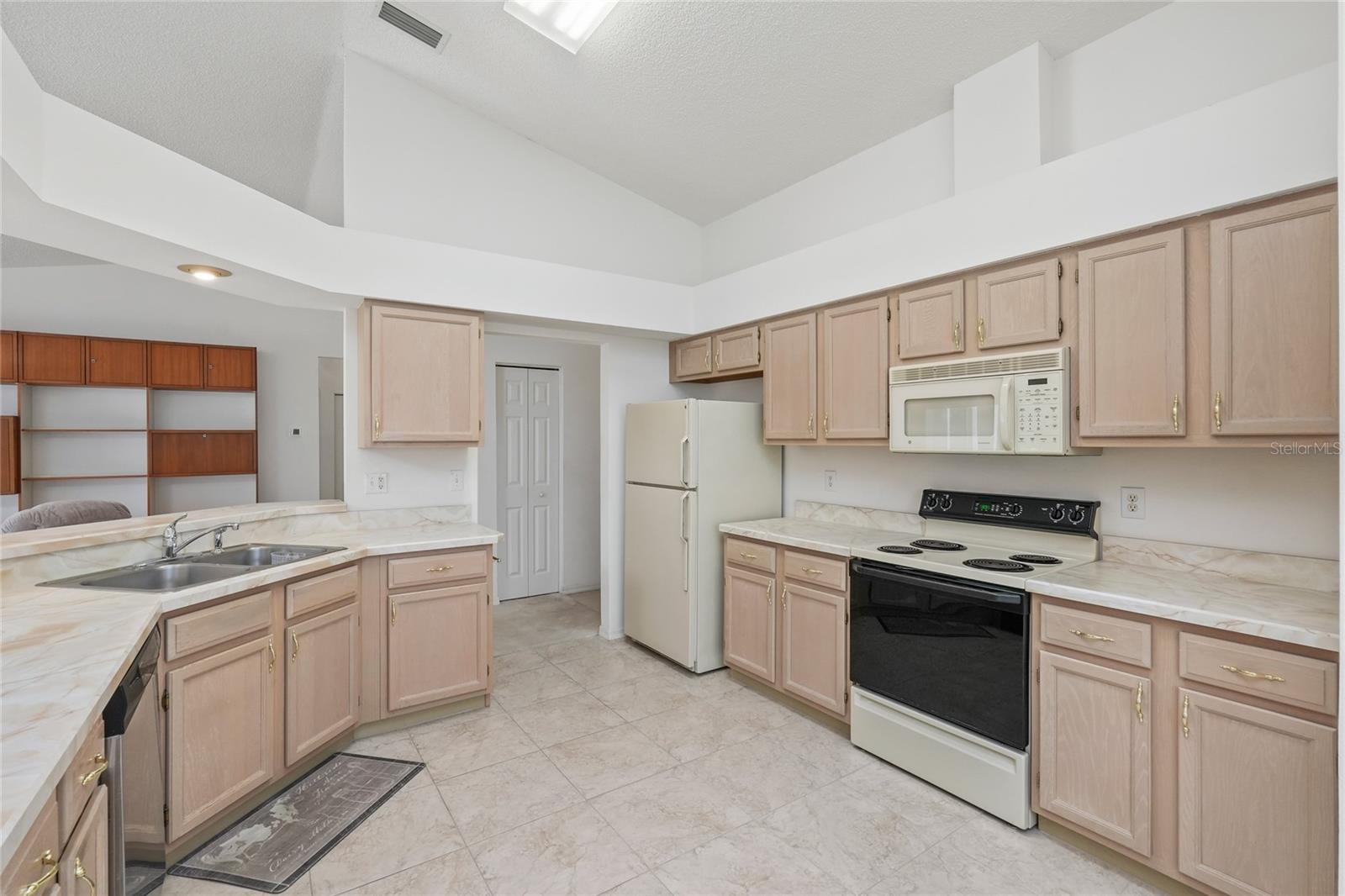 Image 14 of 44 For 13010 Royal George Avenue