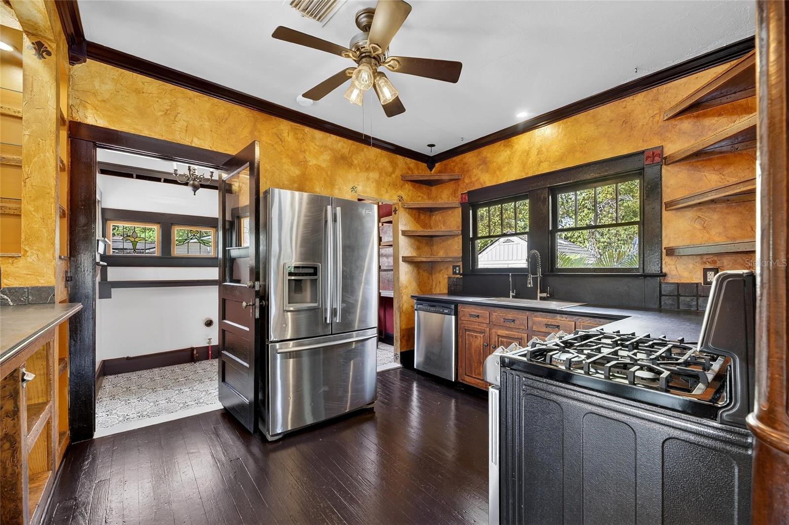 Image 16 of 53 For 810 River Heights Avenue