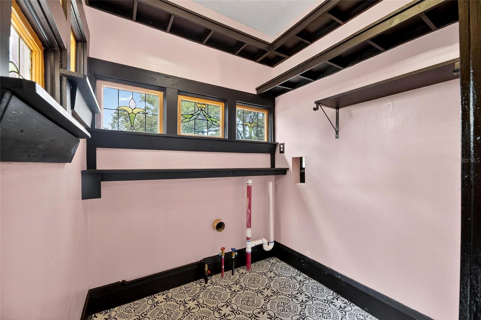 Image 22 of 53 For 810 River Heights Avenue