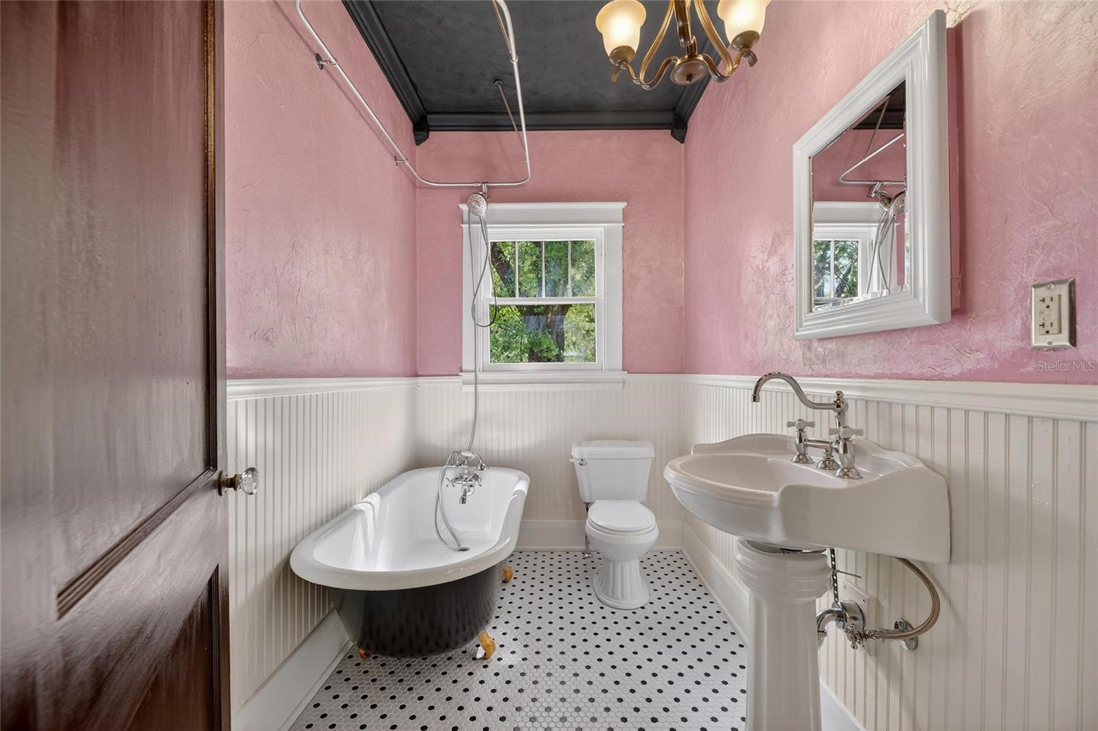 Image 30 of 53 For 810 River Heights Avenue