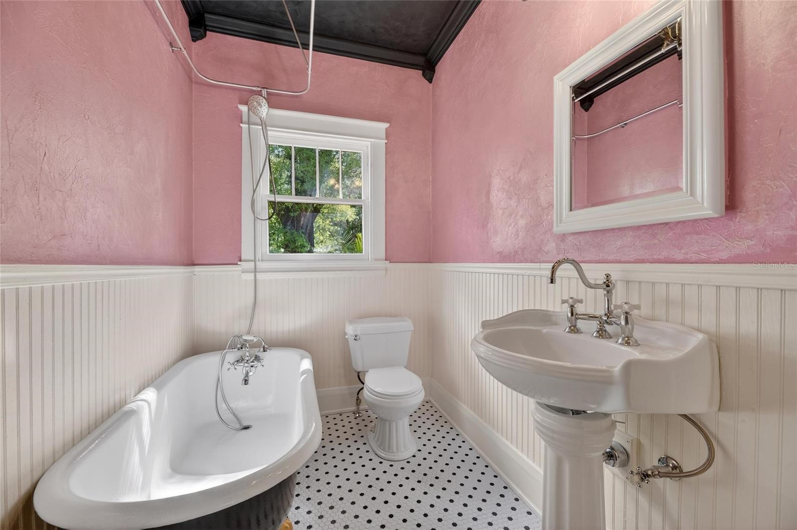 Image 31 of 53 For 810 River Heights Avenue