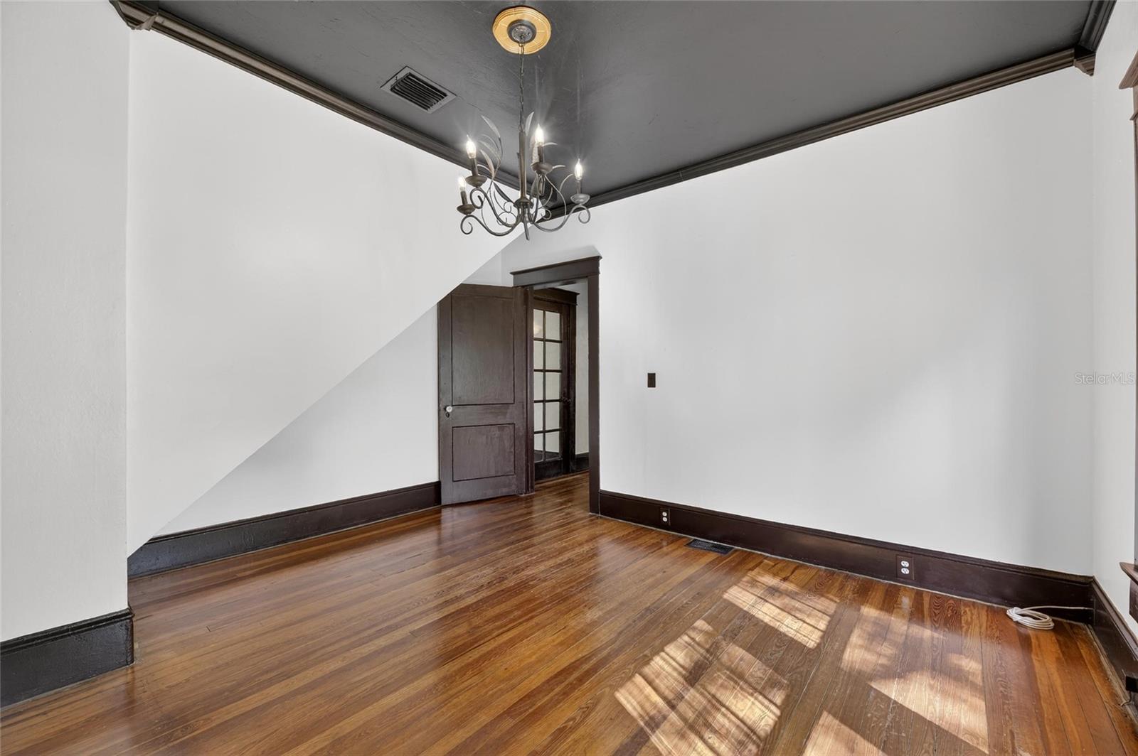 Image 34 of 53 For 810 River Heights Avenue