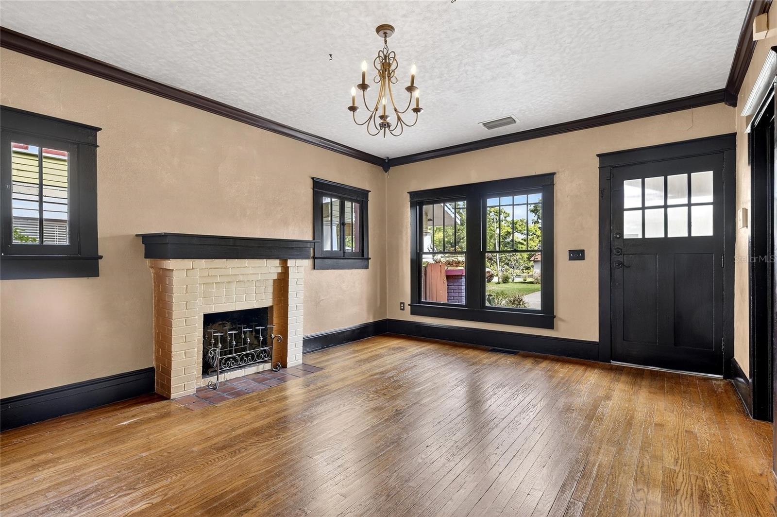 Image 8 of 53 For 810 River Heights Avenue