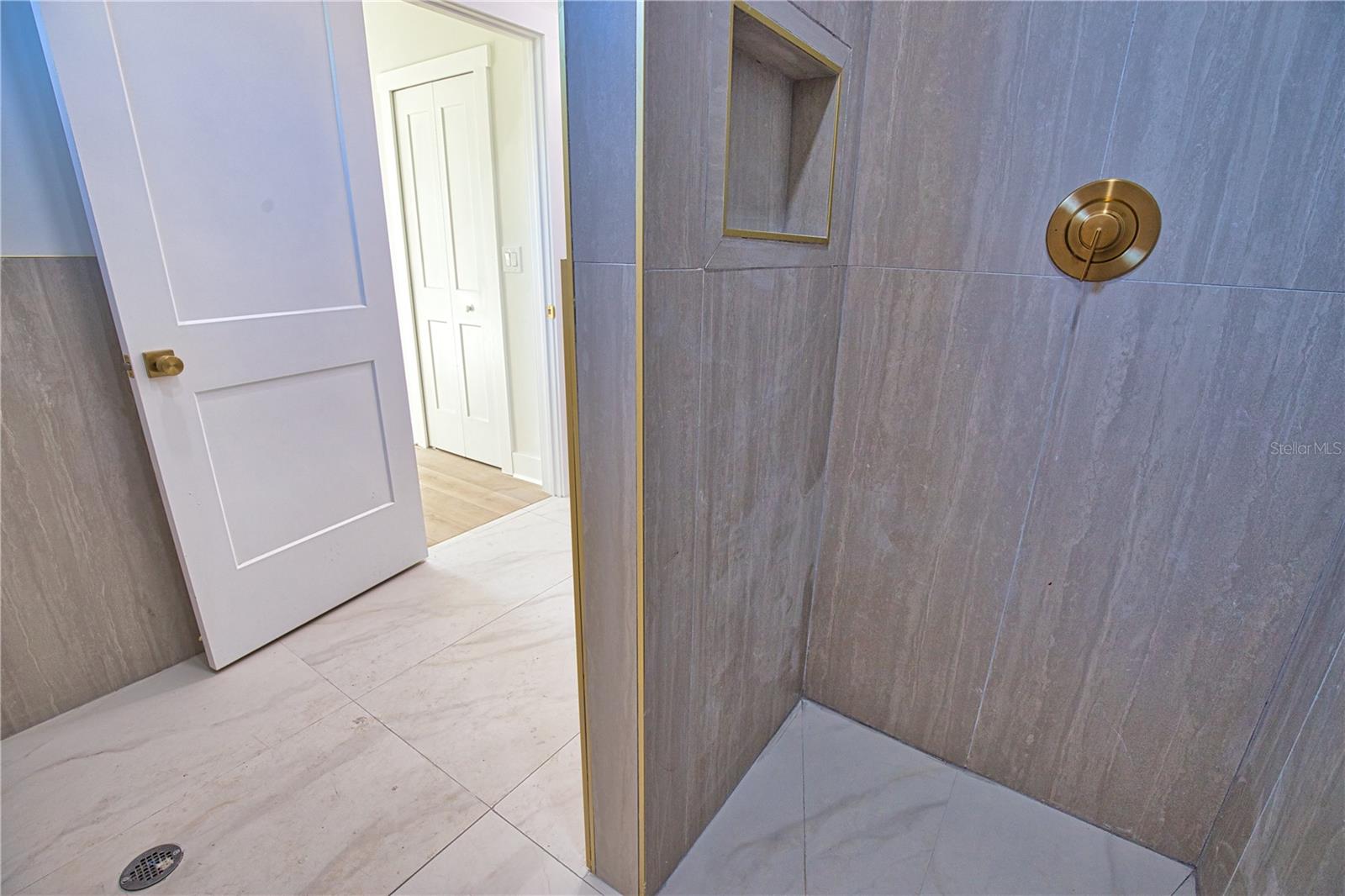 Image 15 of 21 For 5 Mate Drive