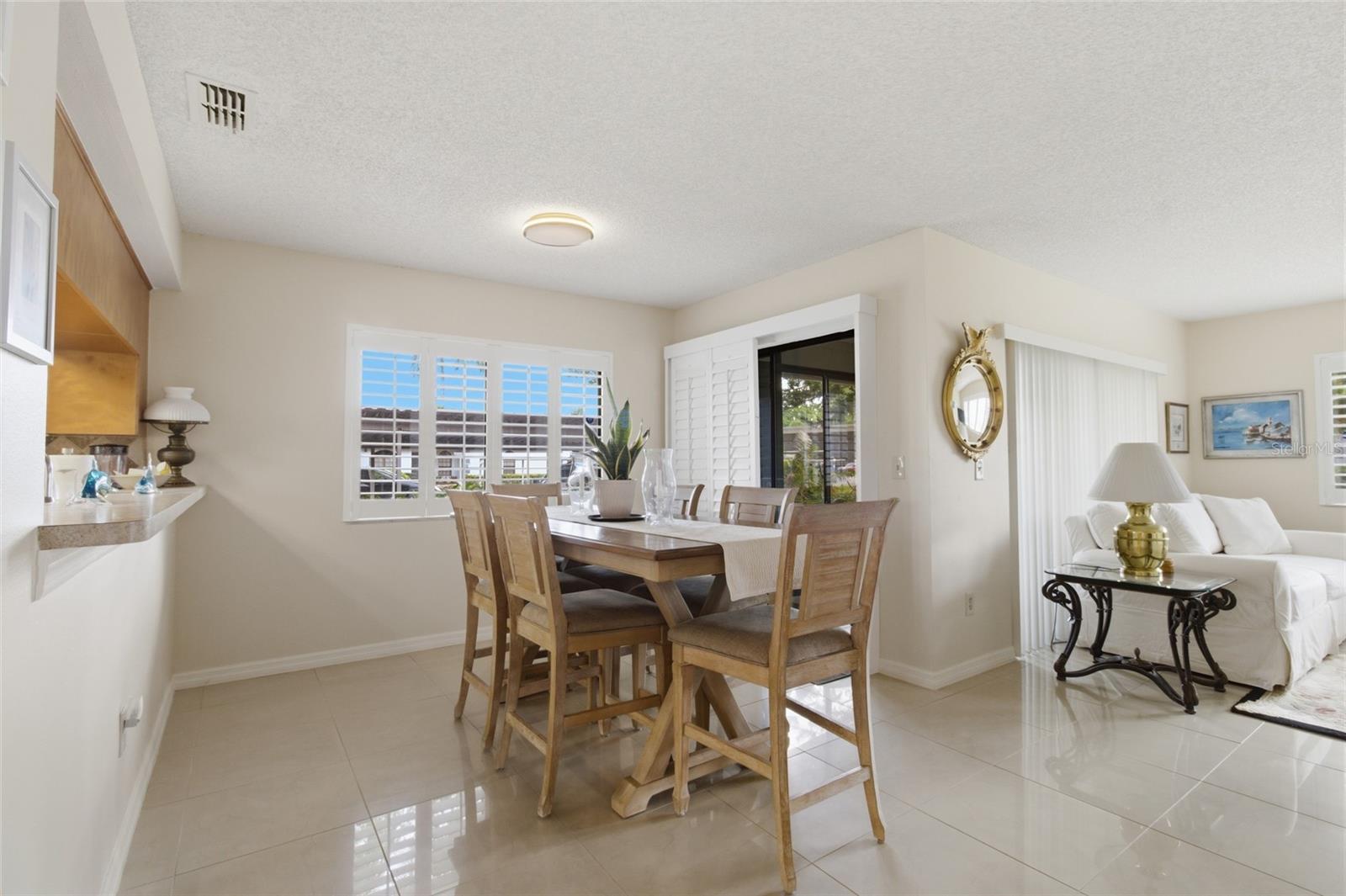 Image 4 of 31 For 2701 Countryside Boulevard 101