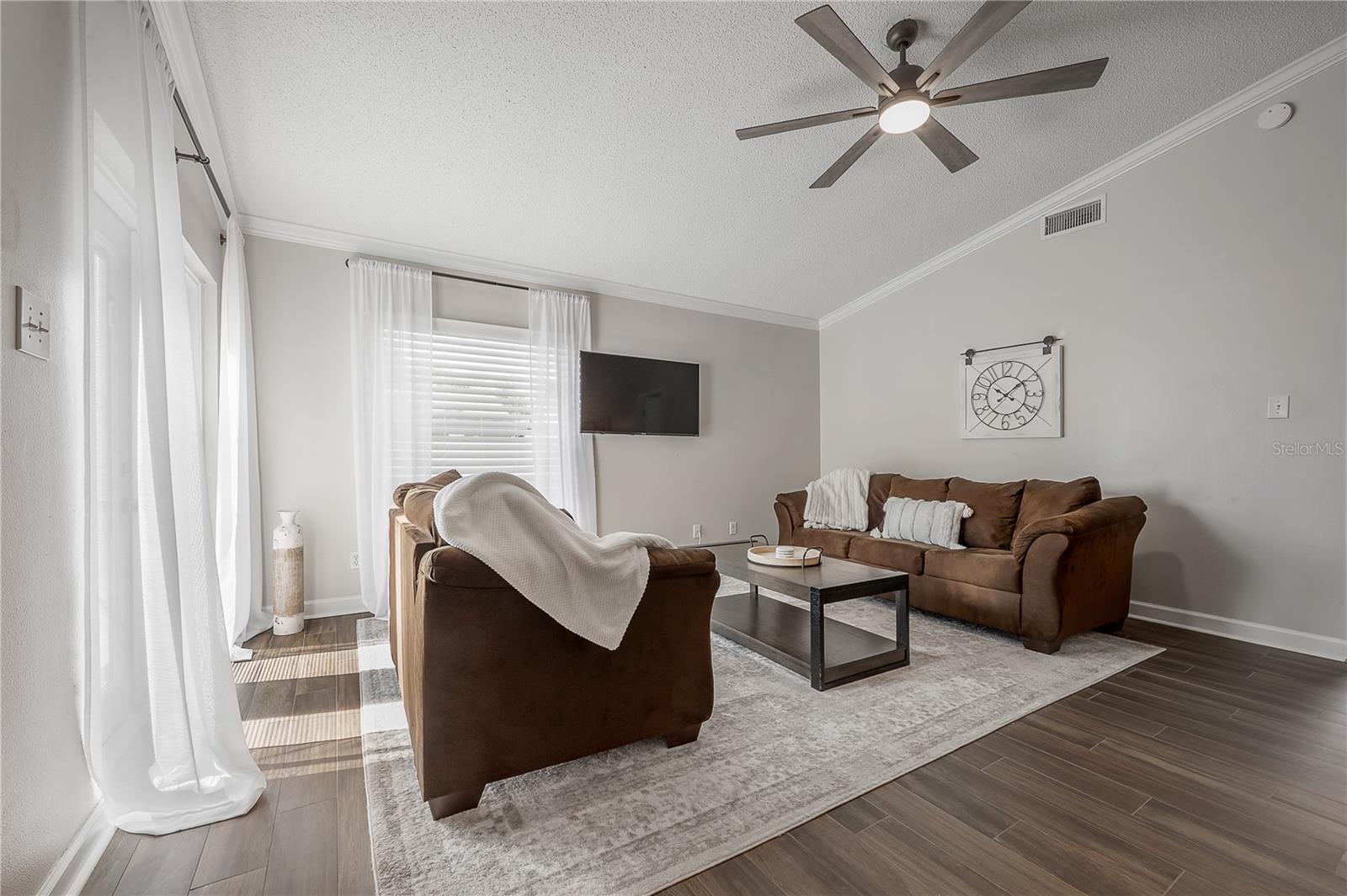 Listing photo id 8 for 8831 Hampden Drive