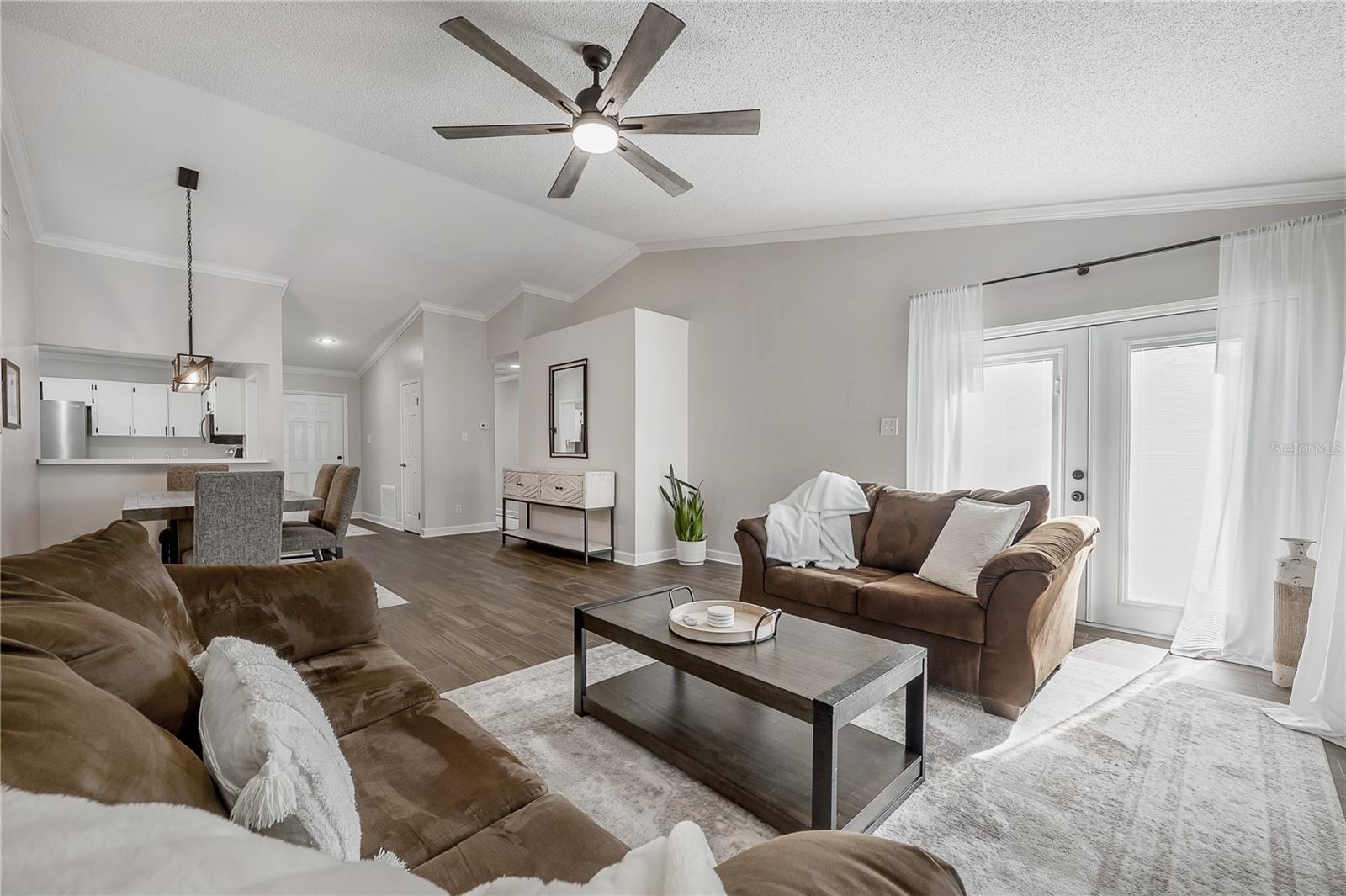 Listing photo id 9 for 8831 Hampden Drive