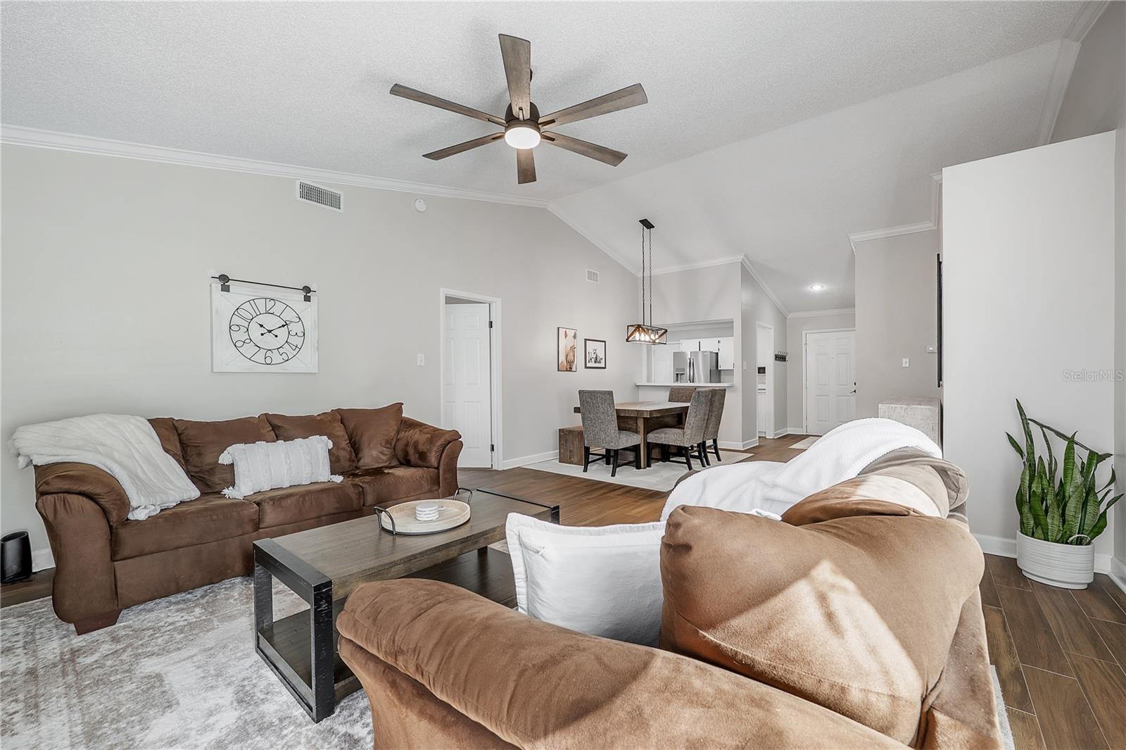 Listing photo id 10 for 8831 Hampden Drive