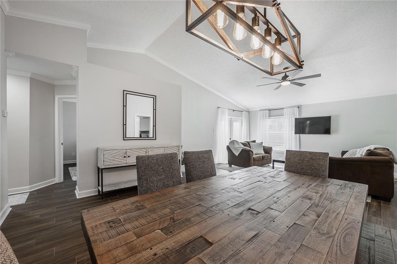 Listing photo id 12 for 8831 Hampden Drive