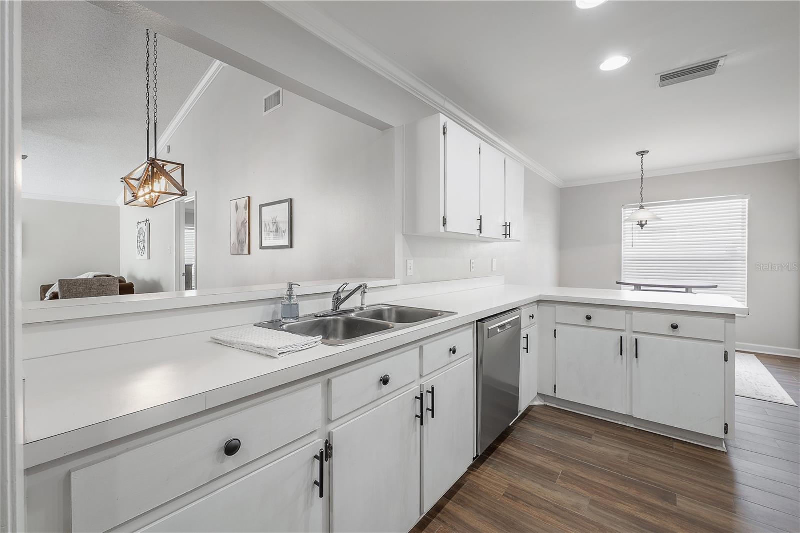 Listing photo id 13 for 8831 Hampden Drive