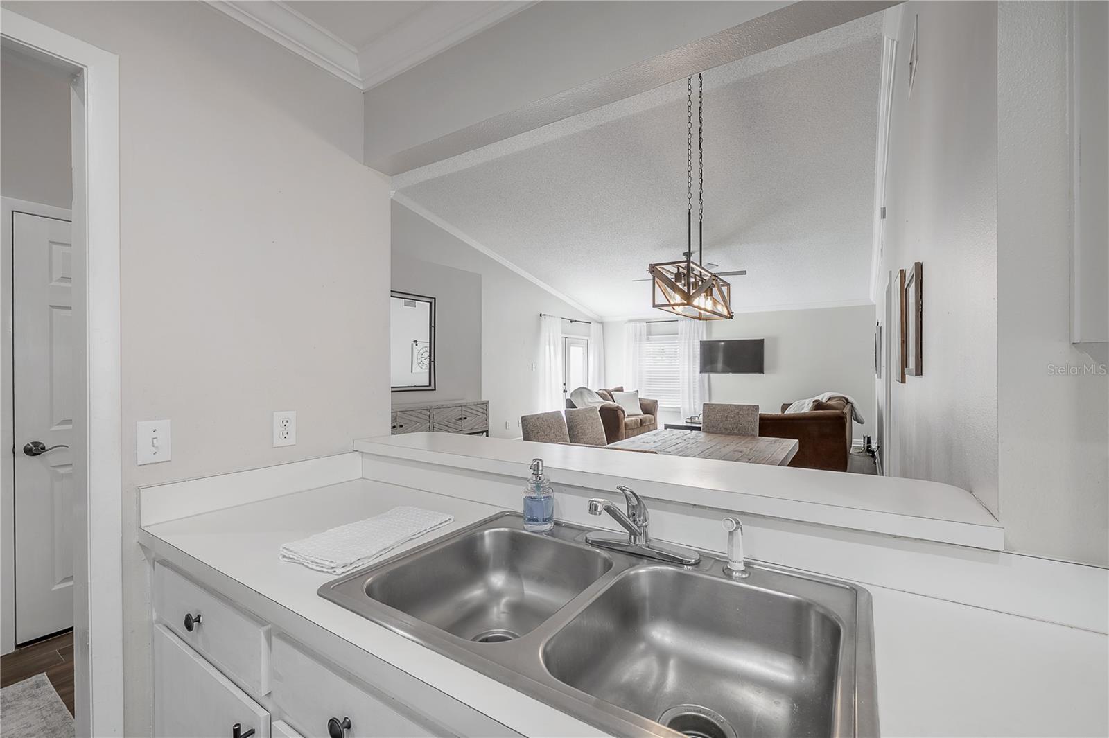 Listing photo id 14 for 8831 Hampden Drive