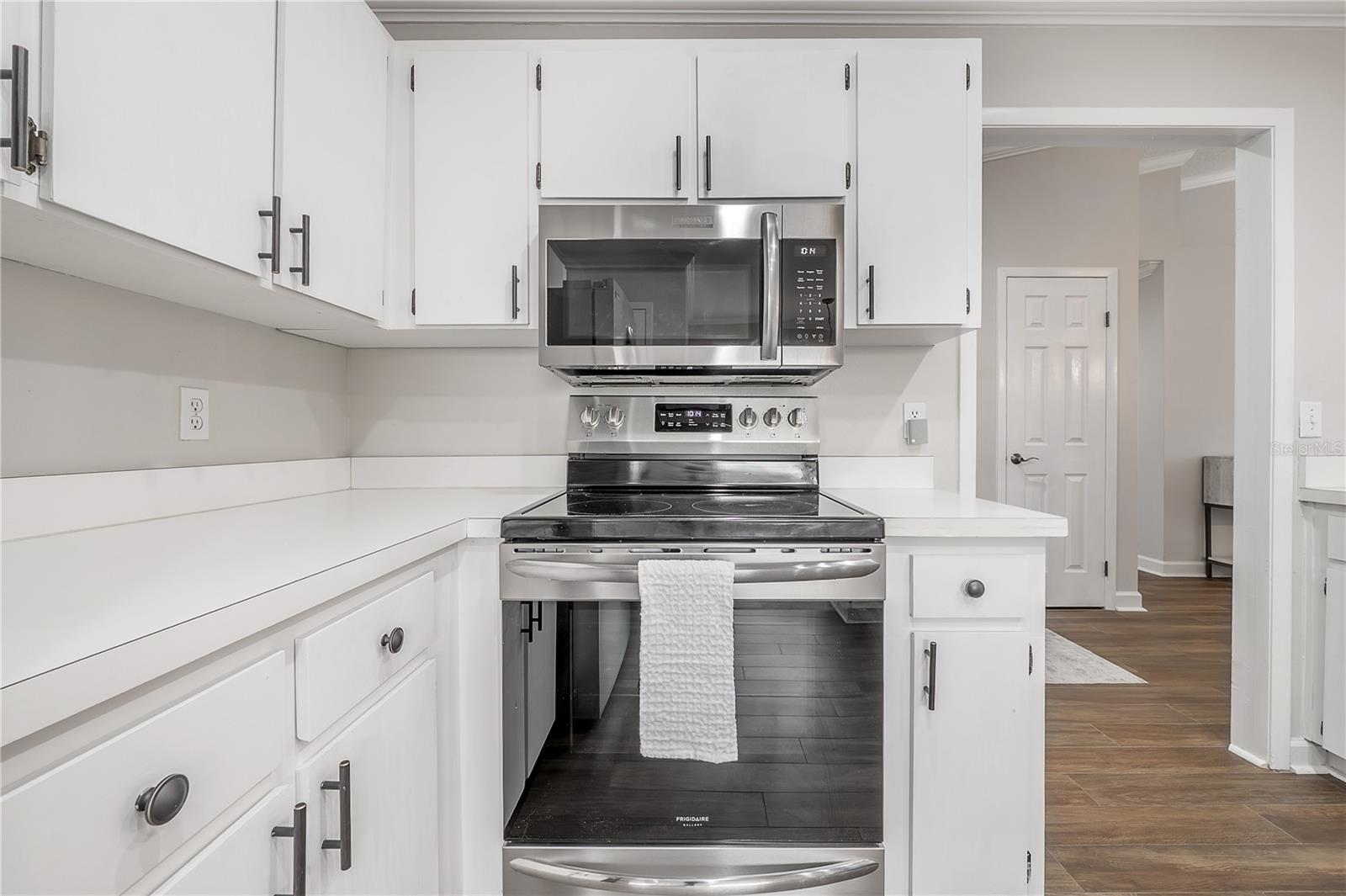 Listing photo id 15 for 8831 Hampden Drive