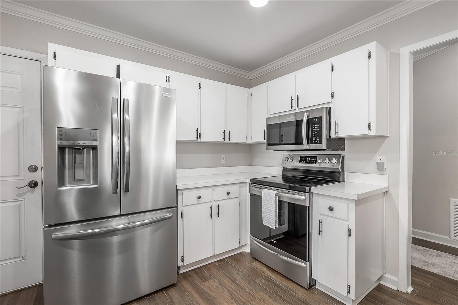 Listing photo id 16 for 8831 Hampden Drive