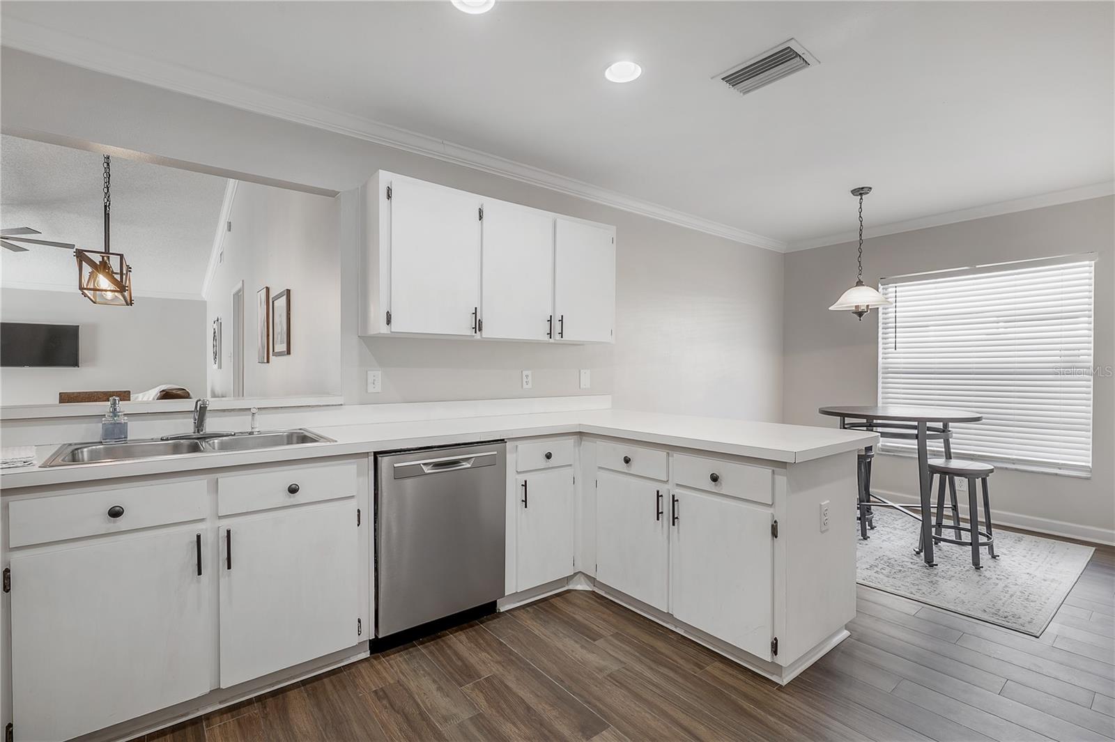 Listing photo id 17 for 8831 Hampden Drive