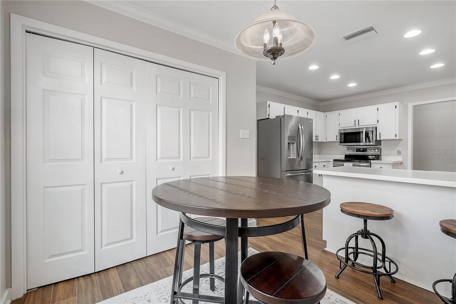 Listing photo id 19 for 8831 Hampden Drive