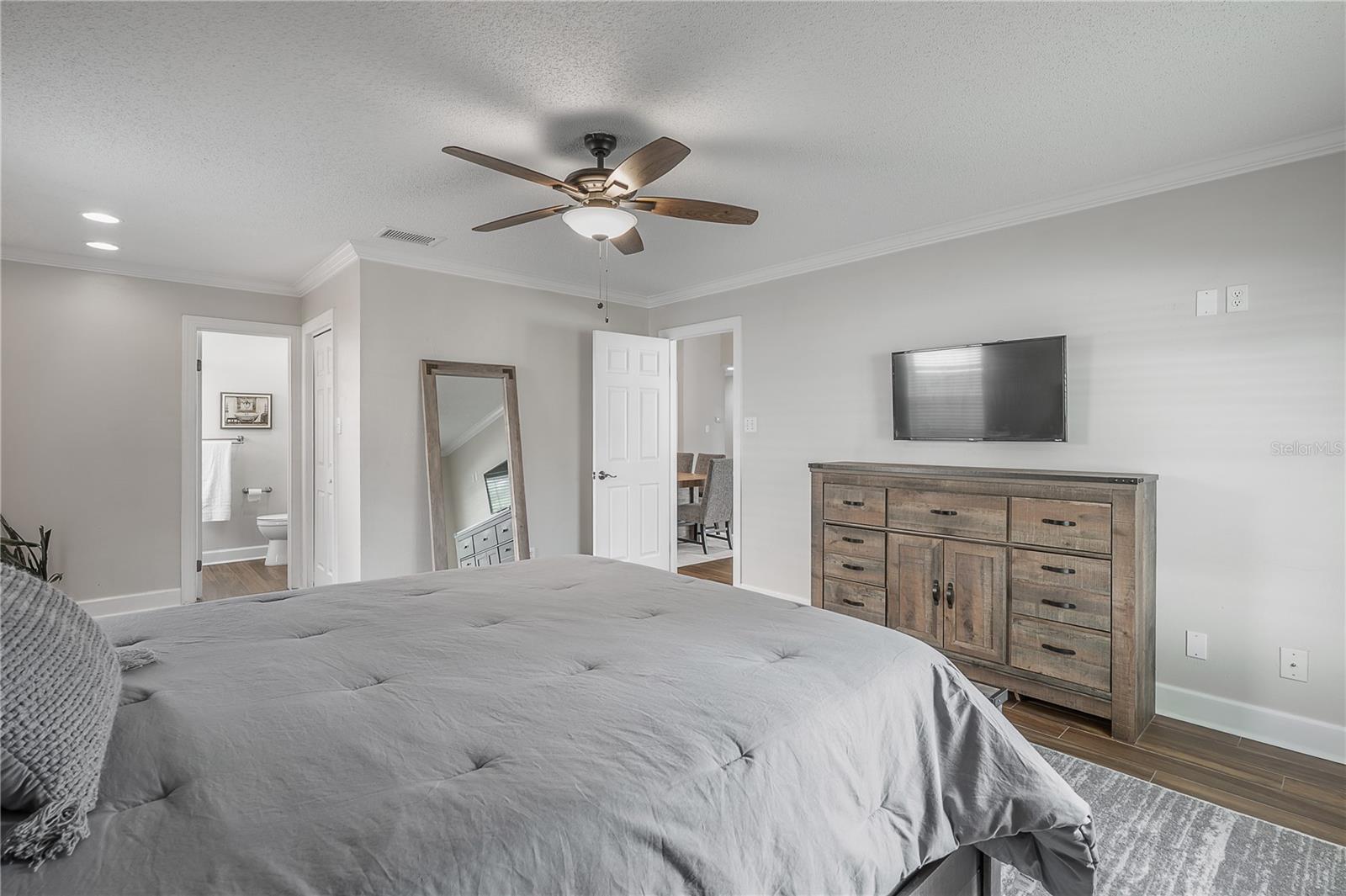 Listing photo id 24 for 8831 Hampden Drive