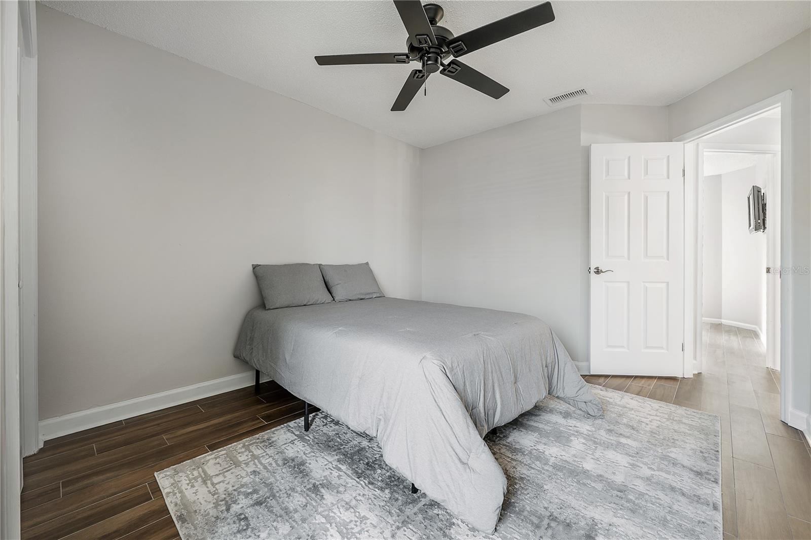 Listing photo id 34 for 8831 Hampden Drive