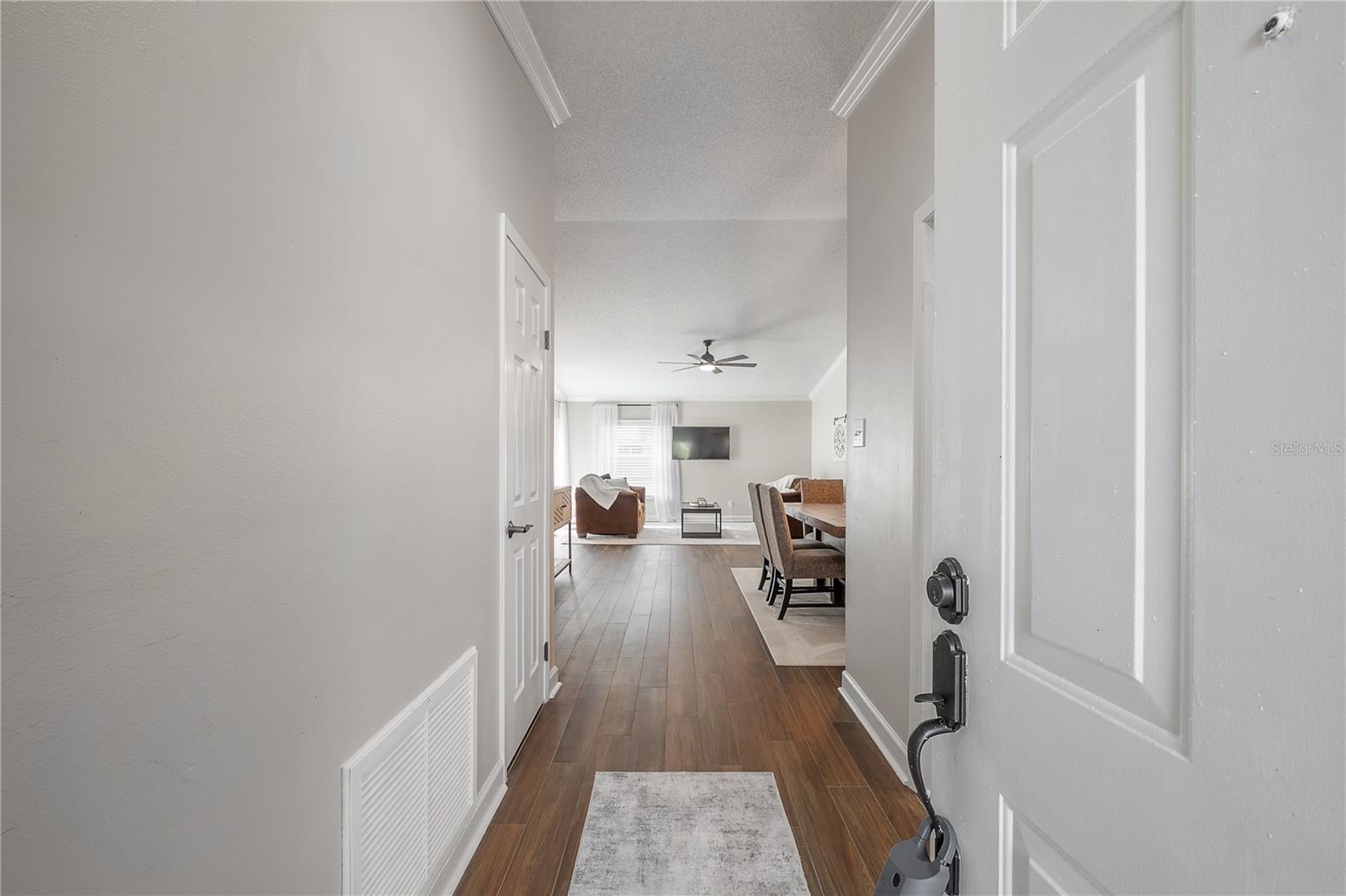 Listing photo id 4 for 8831 Hampden Drive