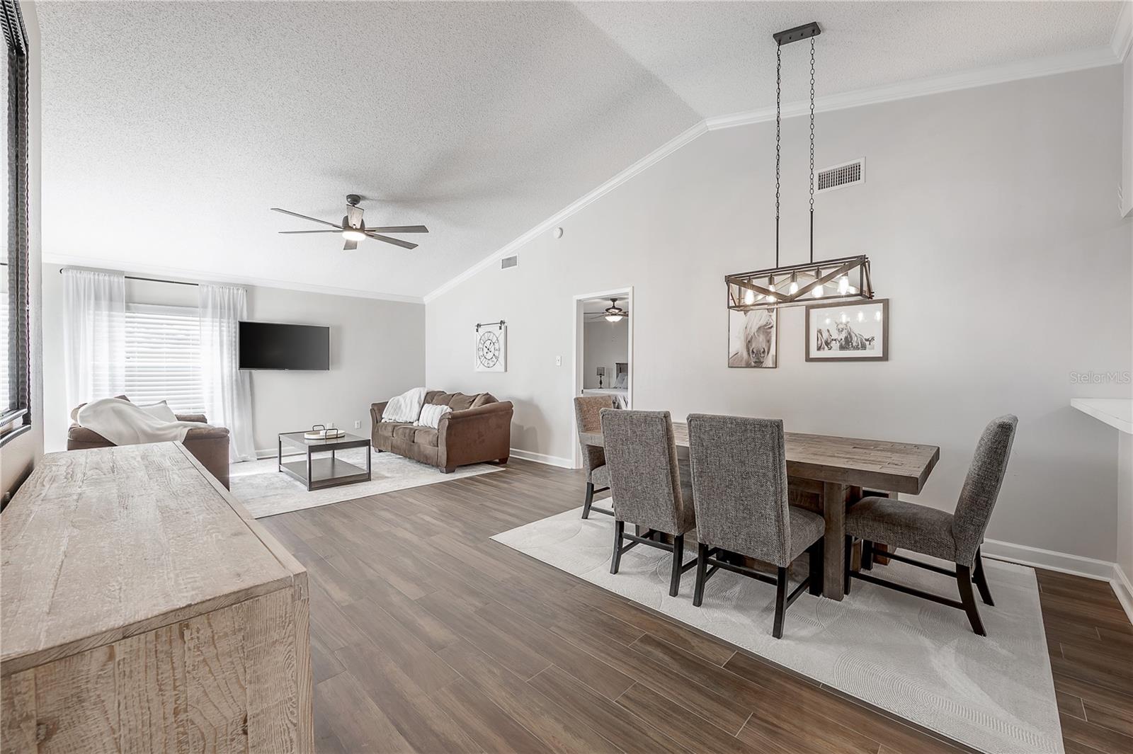 Listing photo id 5 for 8831 Hampden Drive