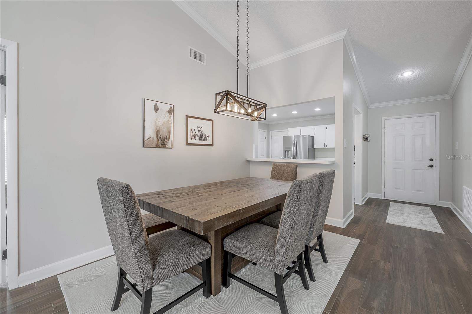 Listing photo id 6 for 8831 Hampden Drive