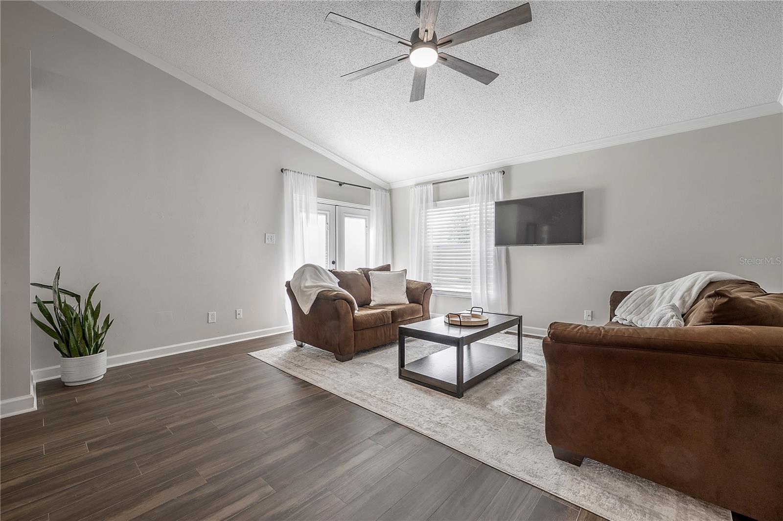 Listing photo id 7 for 8831 Hampden Drive