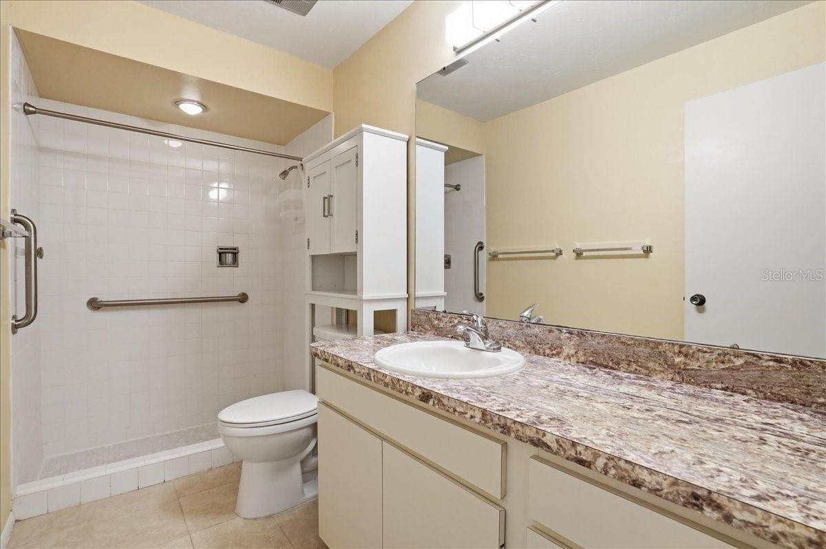 Image 20 of 26 For 3759 Collins Street 711