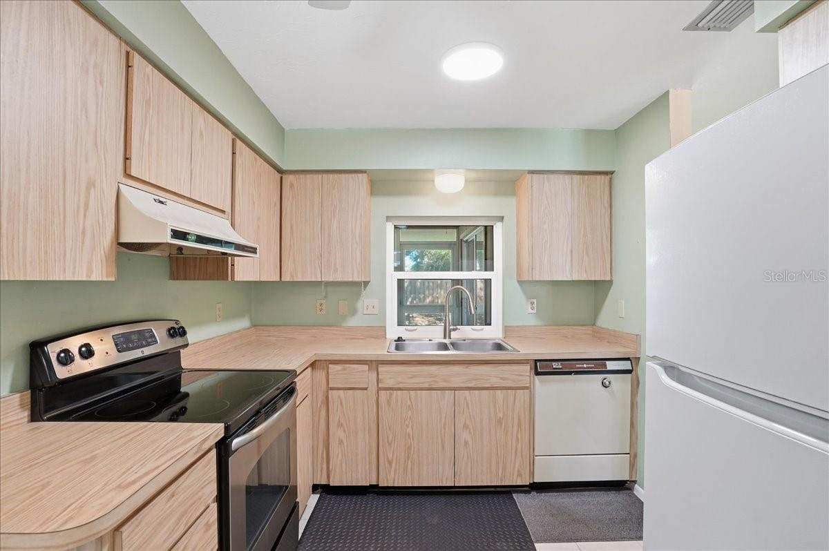 Image 6 of 26 For 3759 Collins Street 711