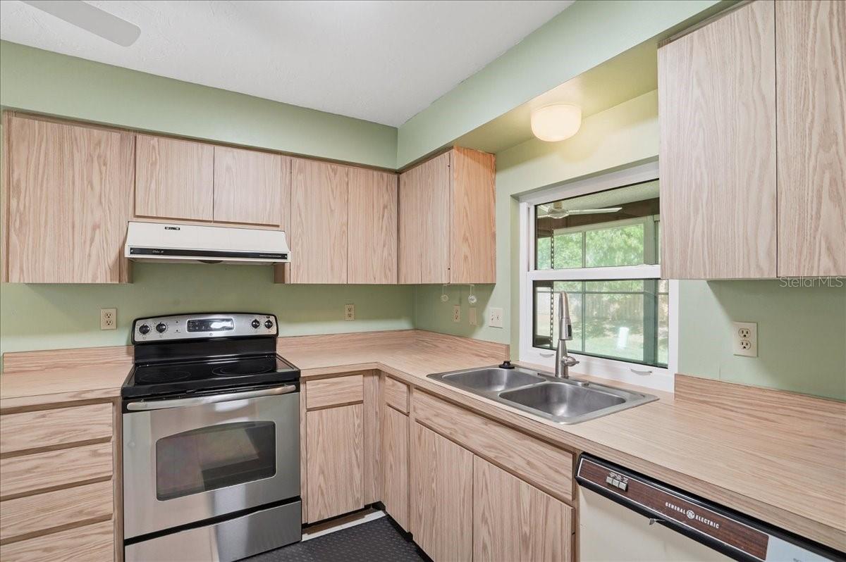 Image 7 of 26 For 3759 Collins Street 711