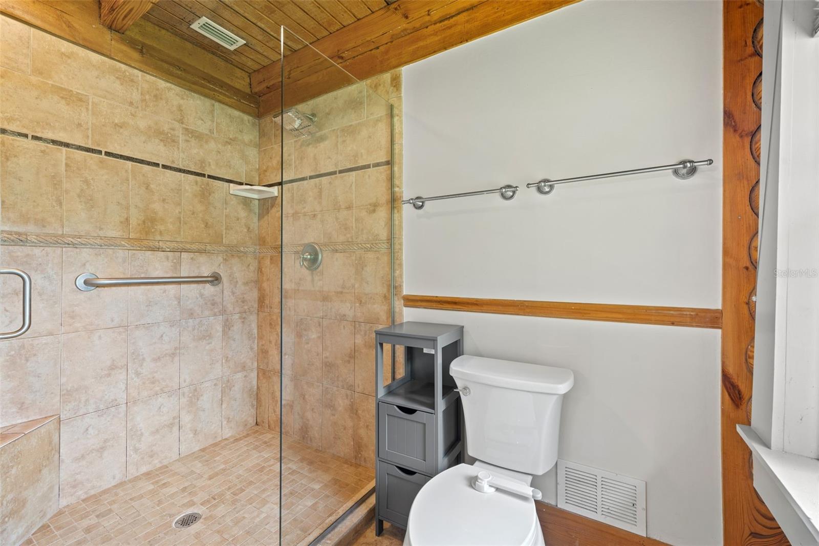 Image 17 of 36 For 18441 Oaklawn Drive