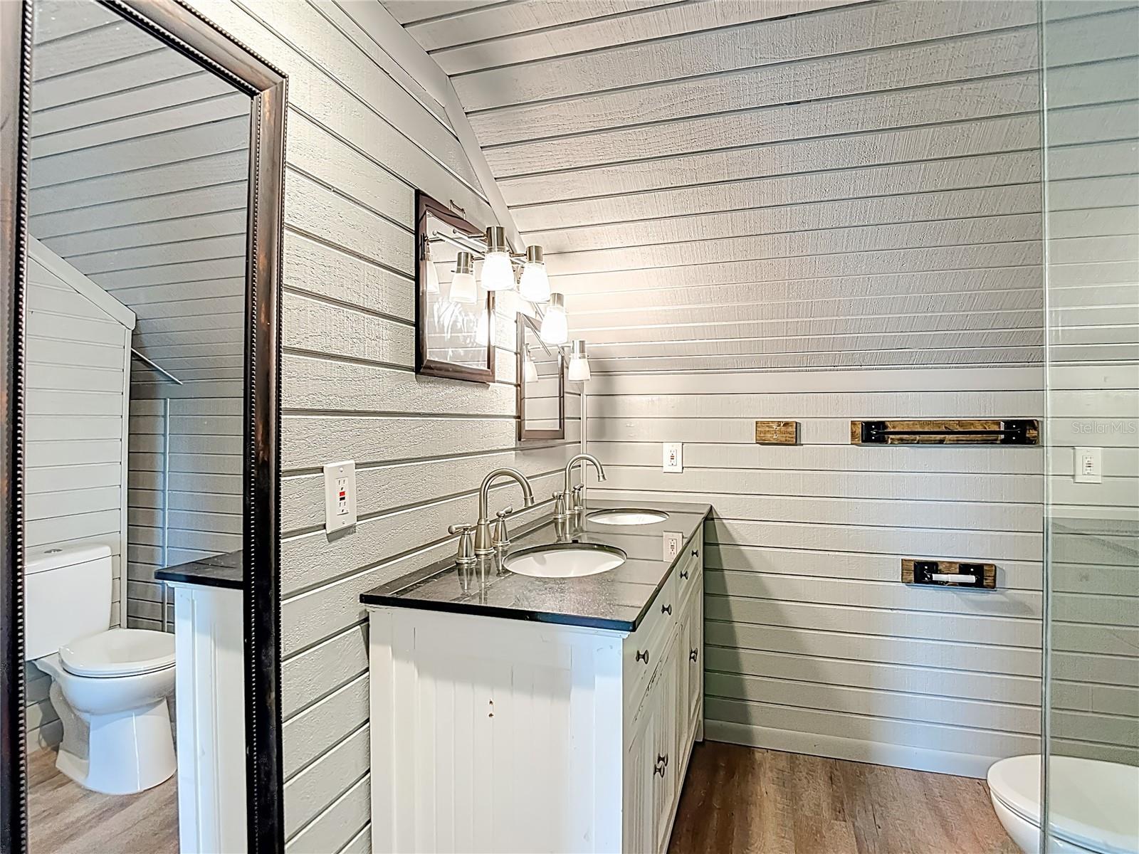 Image 43 of 70 For 2445 Glenview Drive