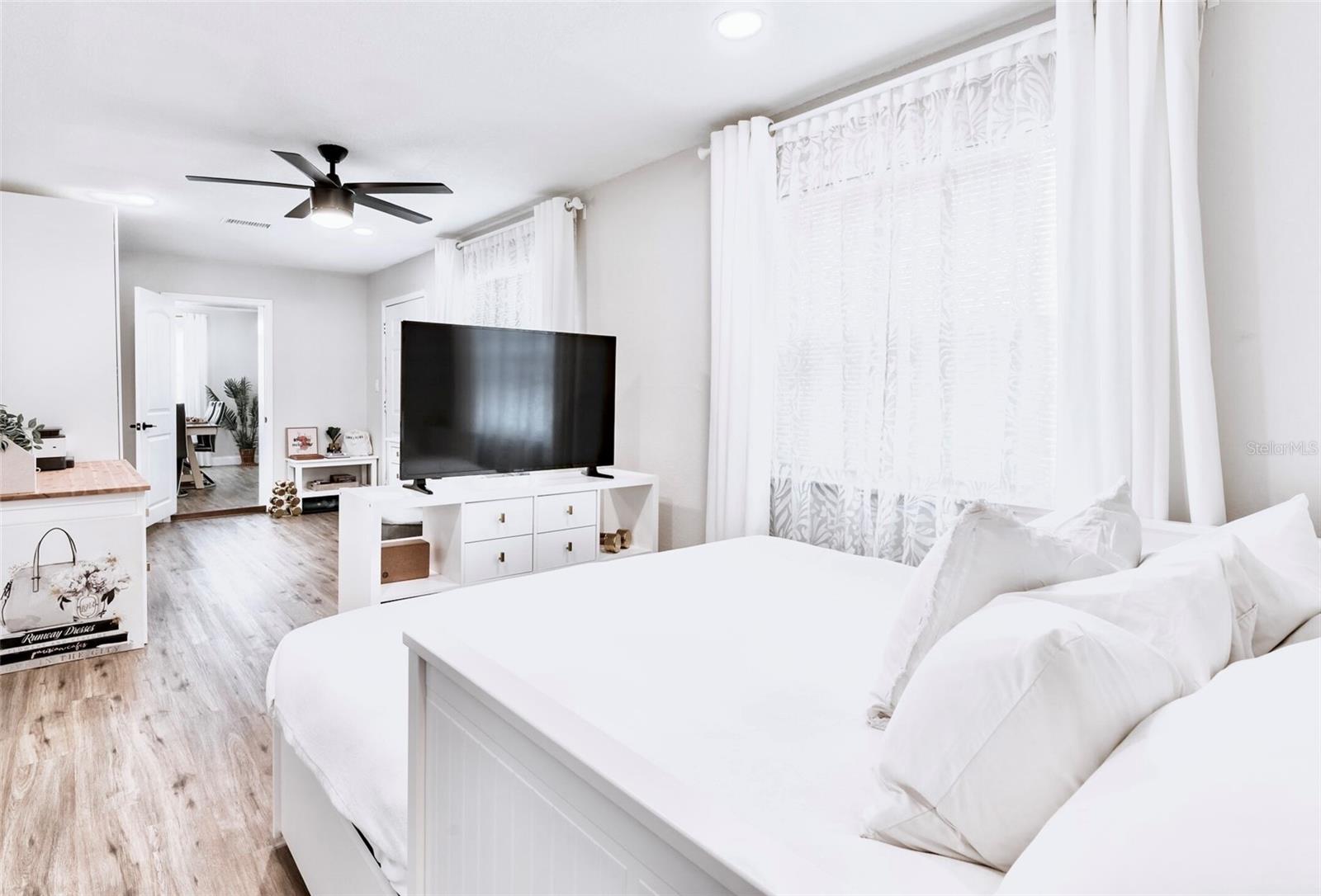 Image 8 of 9 For 6220 Interbay