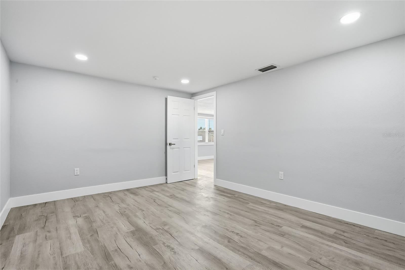 Image 17 of 43 For 6302 Diamond Drive