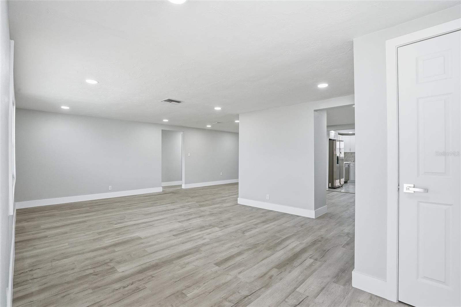 Image 4 of 43 For 6302 Diamond Drive