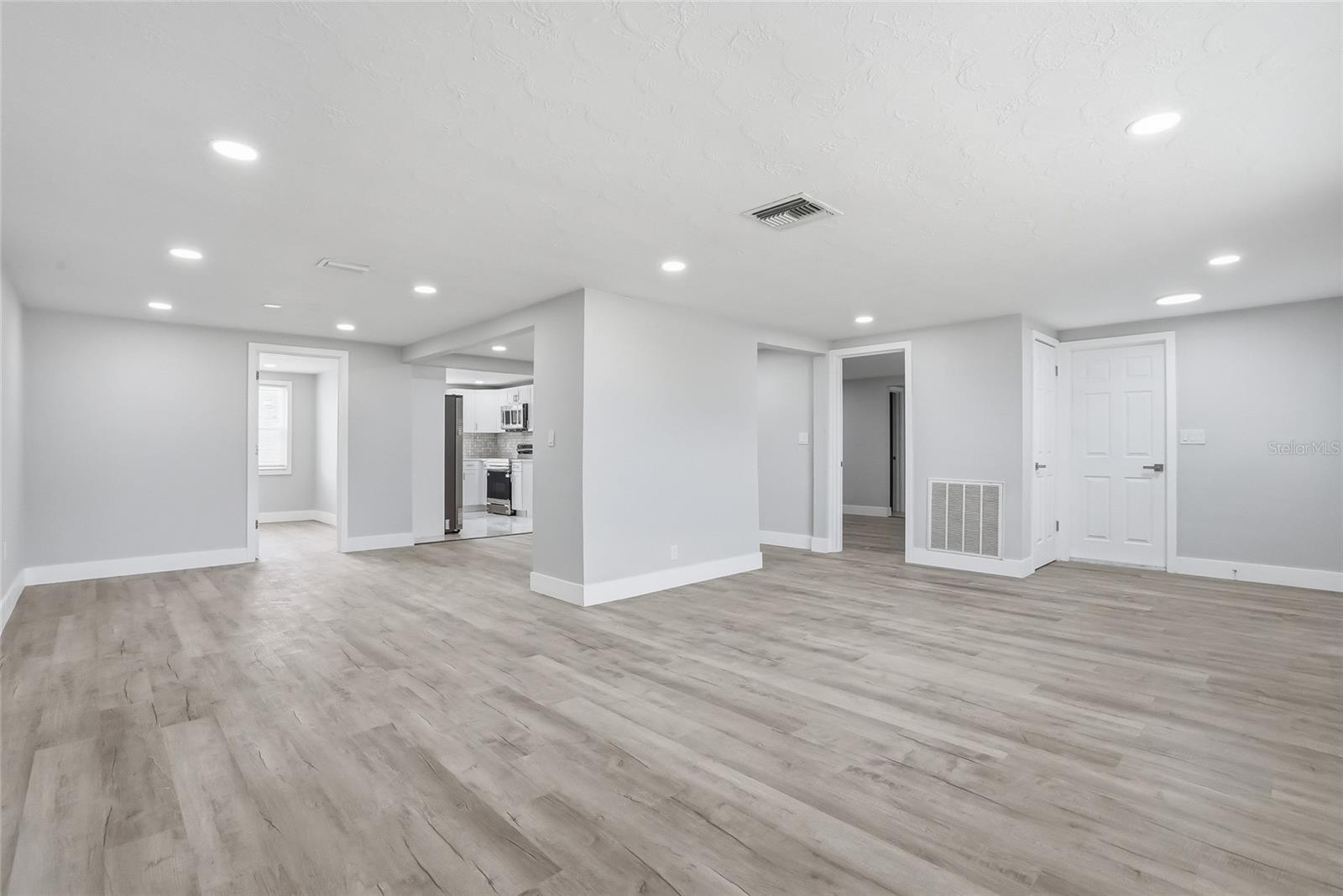 Image 5 of 43 For 6302 Diamond Drive