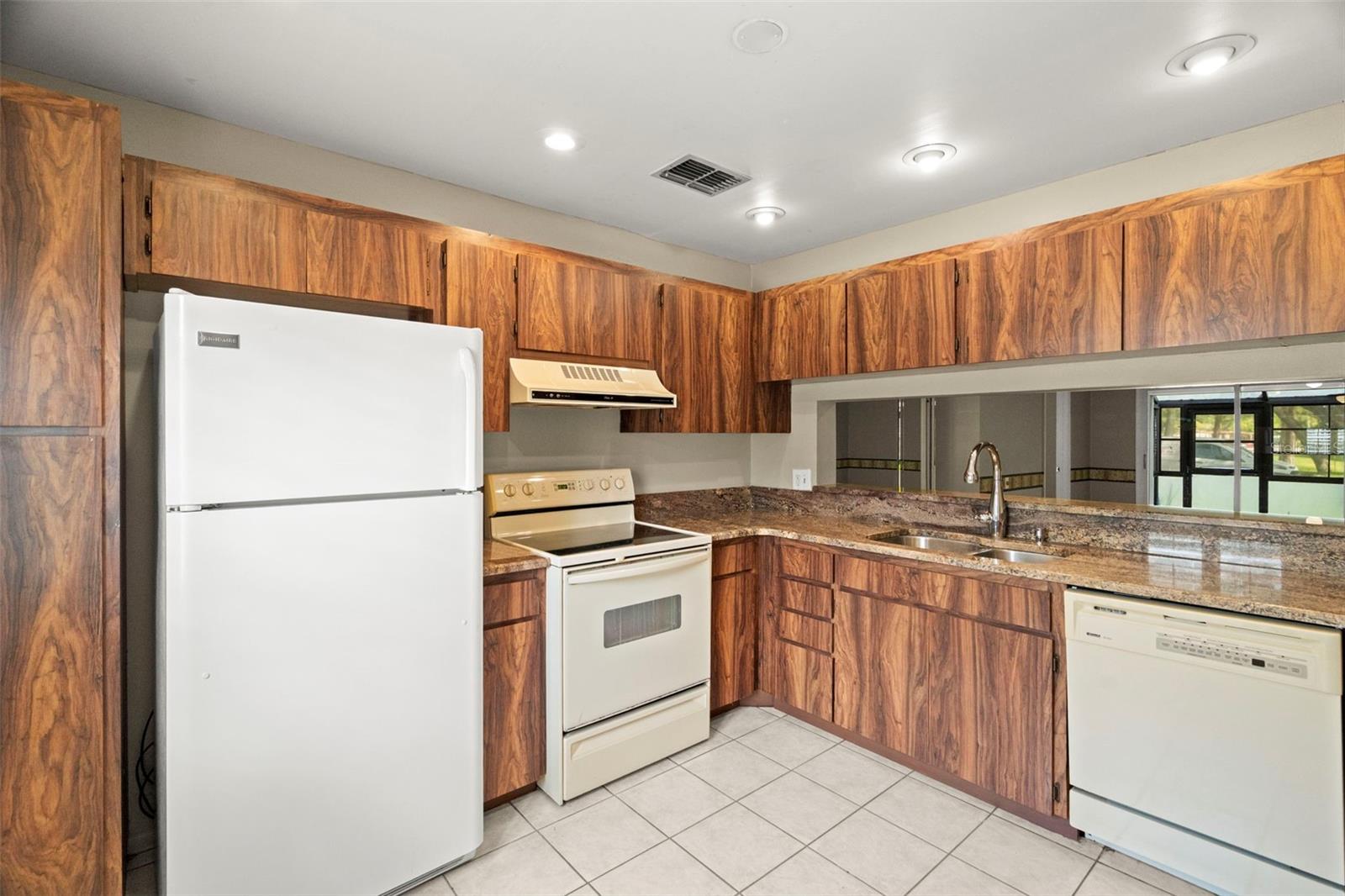 Image 10 of 32 For 5265 Bay Drive 410