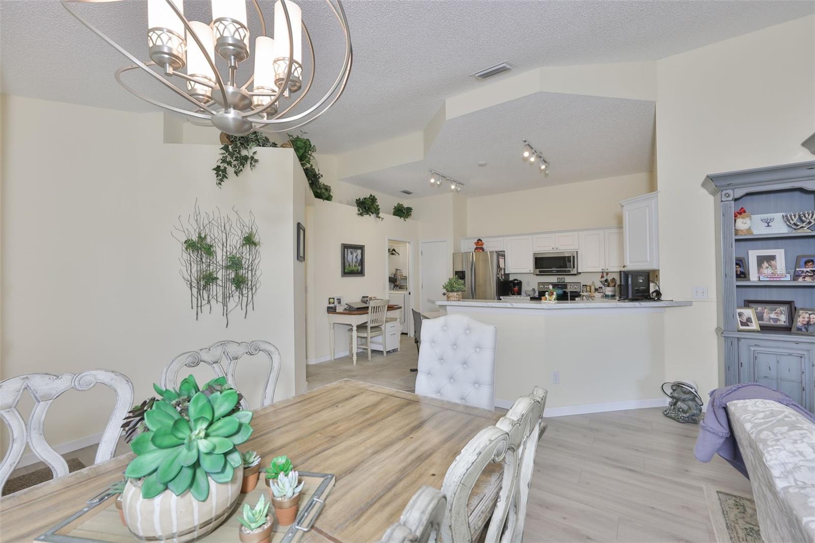 Image 14 of 90 For 2012 Nantucket Drive 22