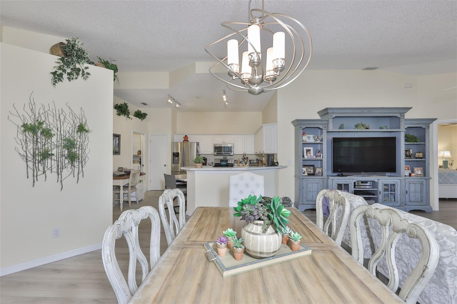 Image 15 of 90 For 2012 Nantucket Drive 22