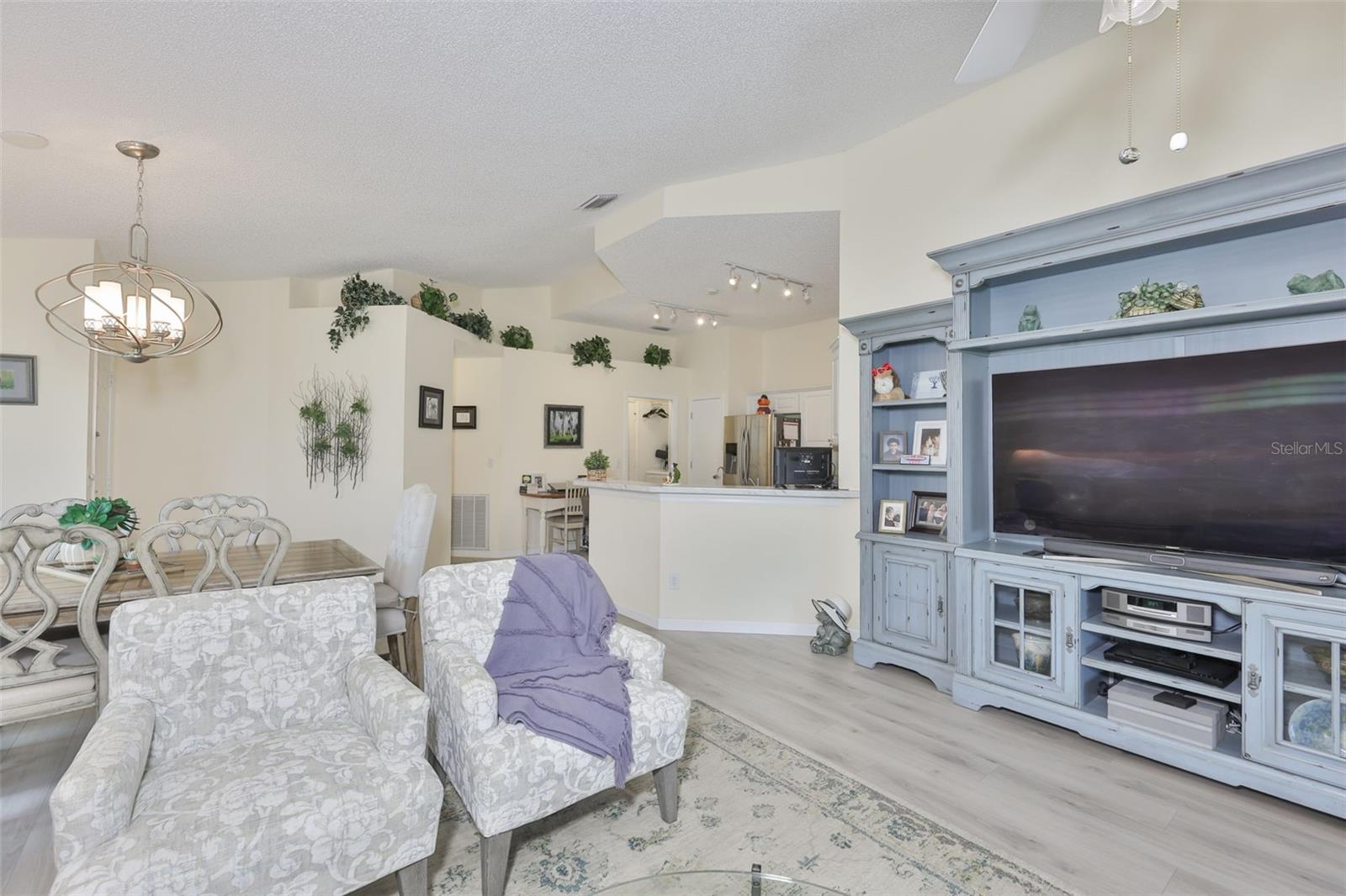 Image 6 of 90 For 2012 Nantucket Drive 22