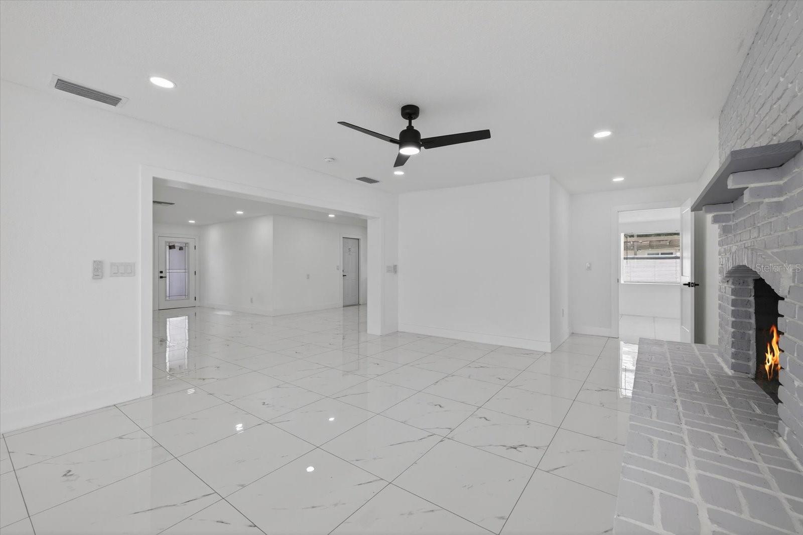 Listing photo id 12 for 1864 Paradise Lane