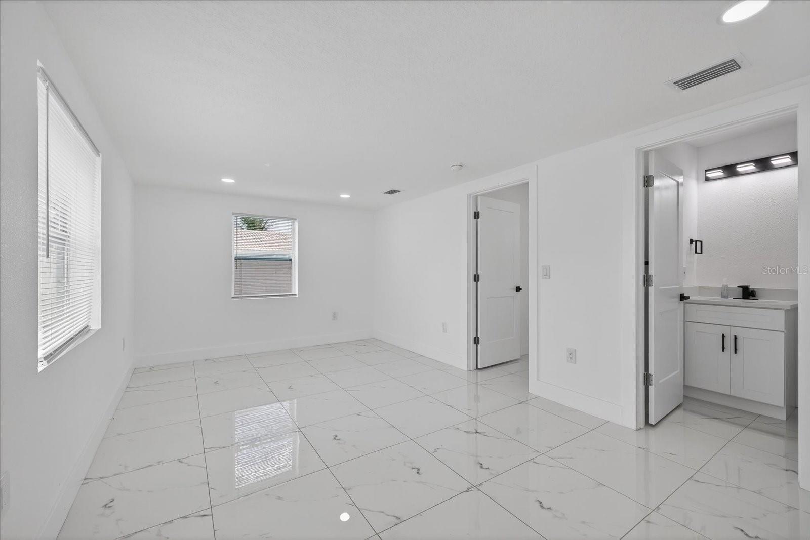 Listing photo id 13 for 1864 Paradise Lane