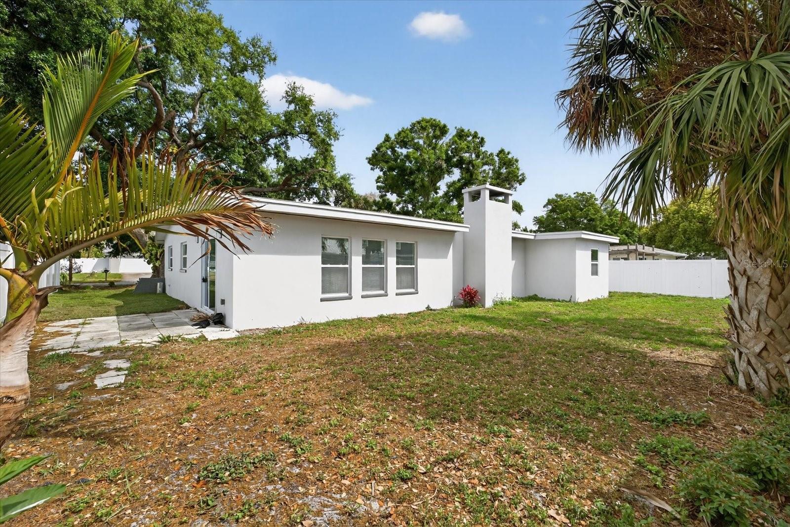 Listing photo id 3 for 1864 Paradise Lane