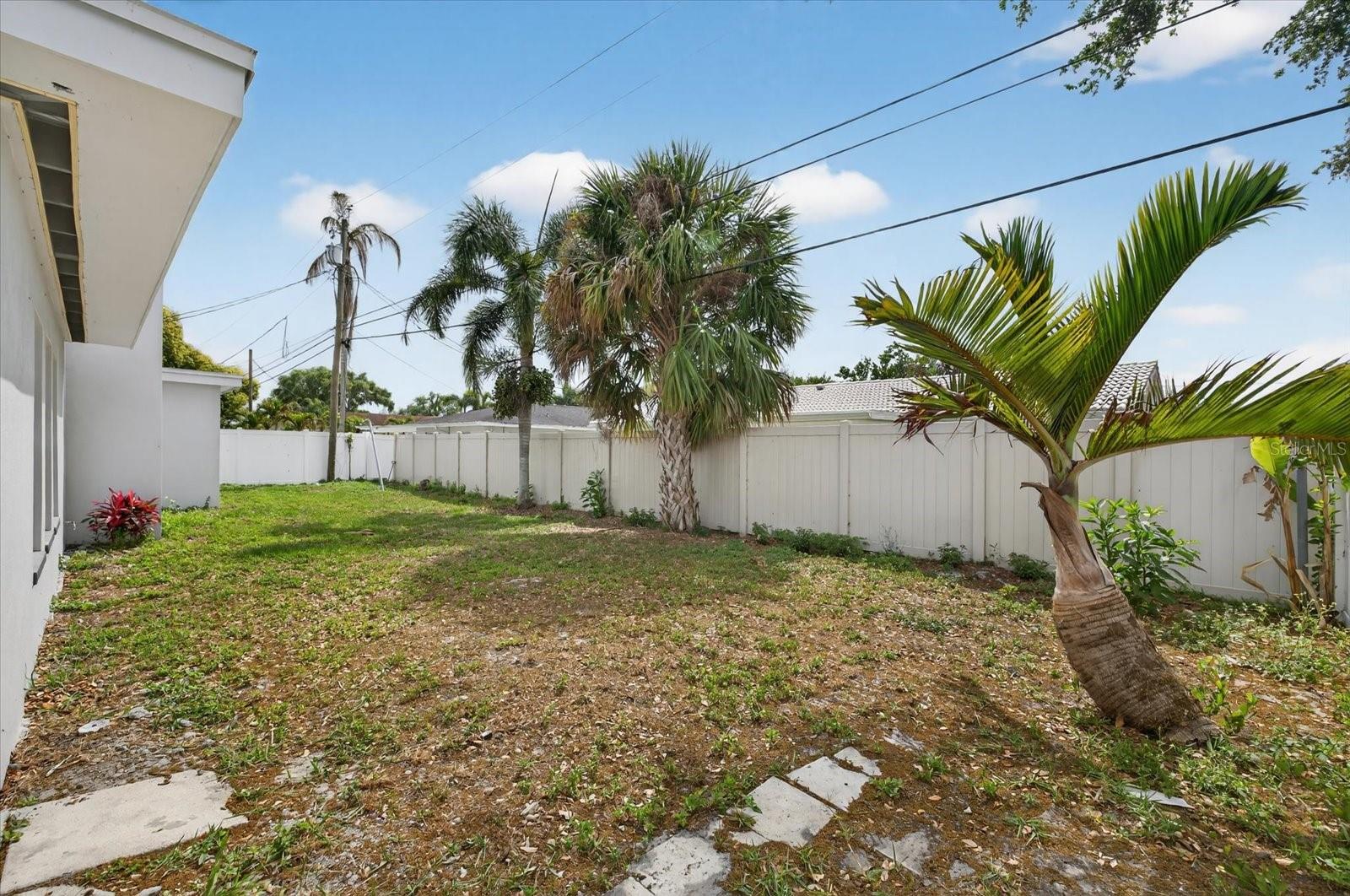 Listing photo id 4 for 1864 Paradise Lane