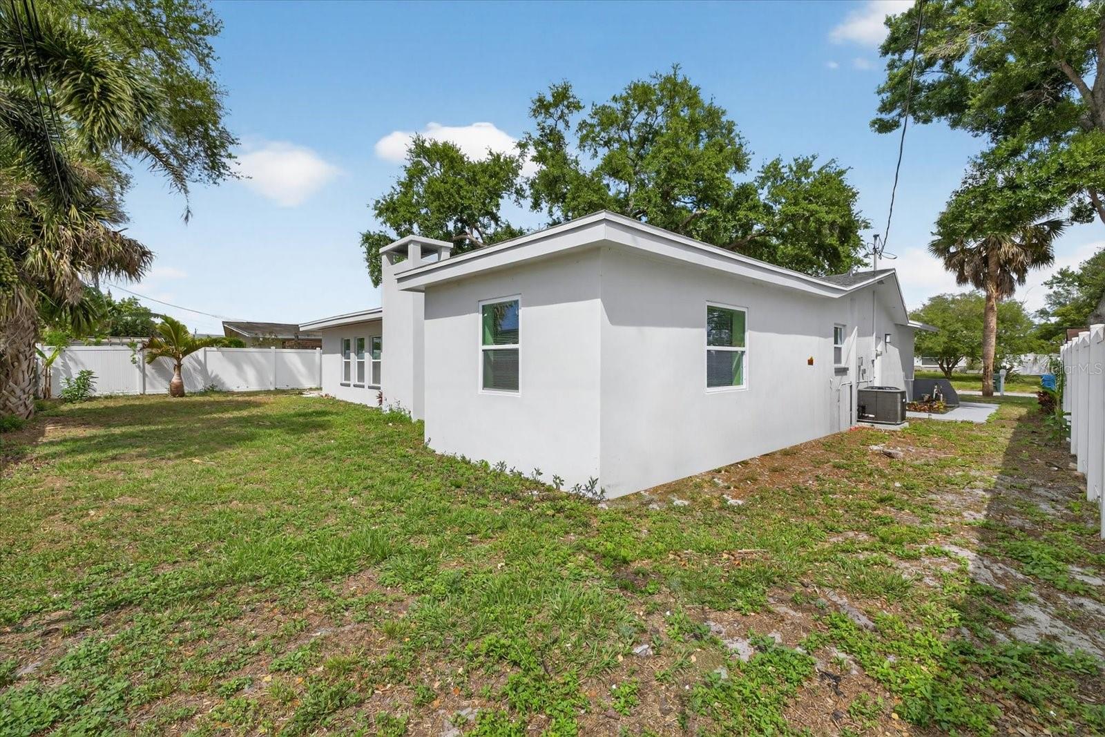 Listing photo id 5 for 1864 Paradise Lane