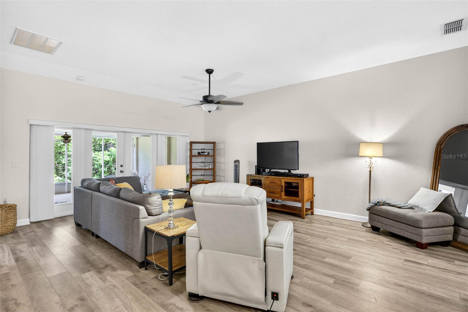 Listing photo id 9 for 7559 Mediterranean Court