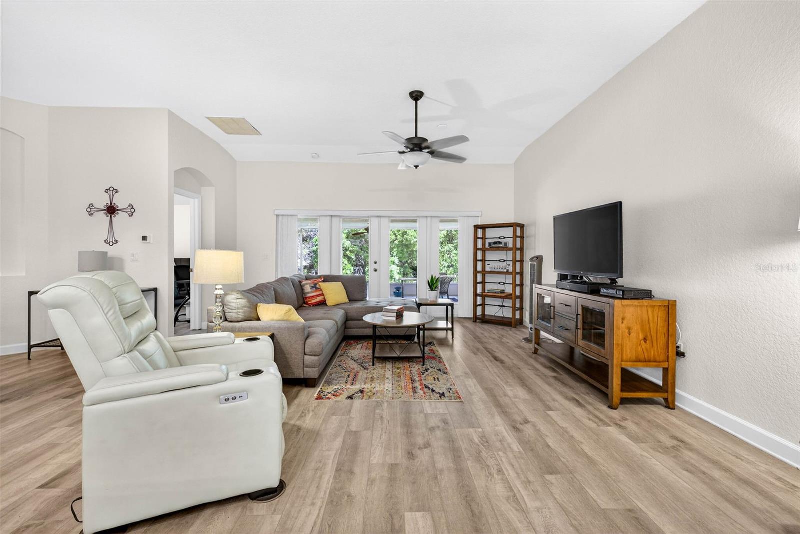 Listing photo id 10 for 7559 Mediterranean Court