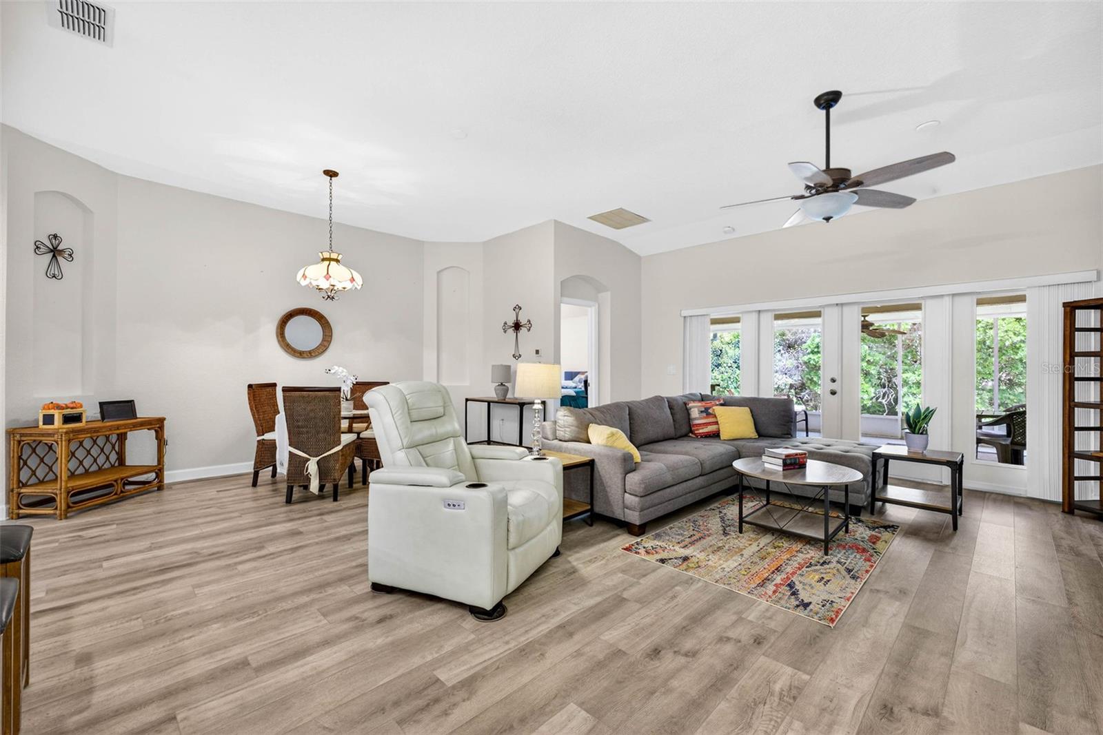 Listing photo id 11 for 7559 Mediterranean Court