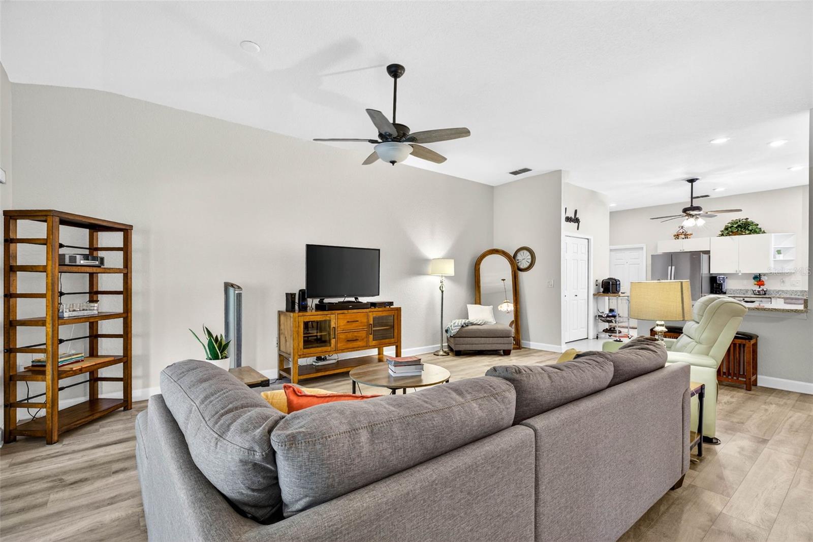 Listing photo id 13 for 7559 Mediterranean Court