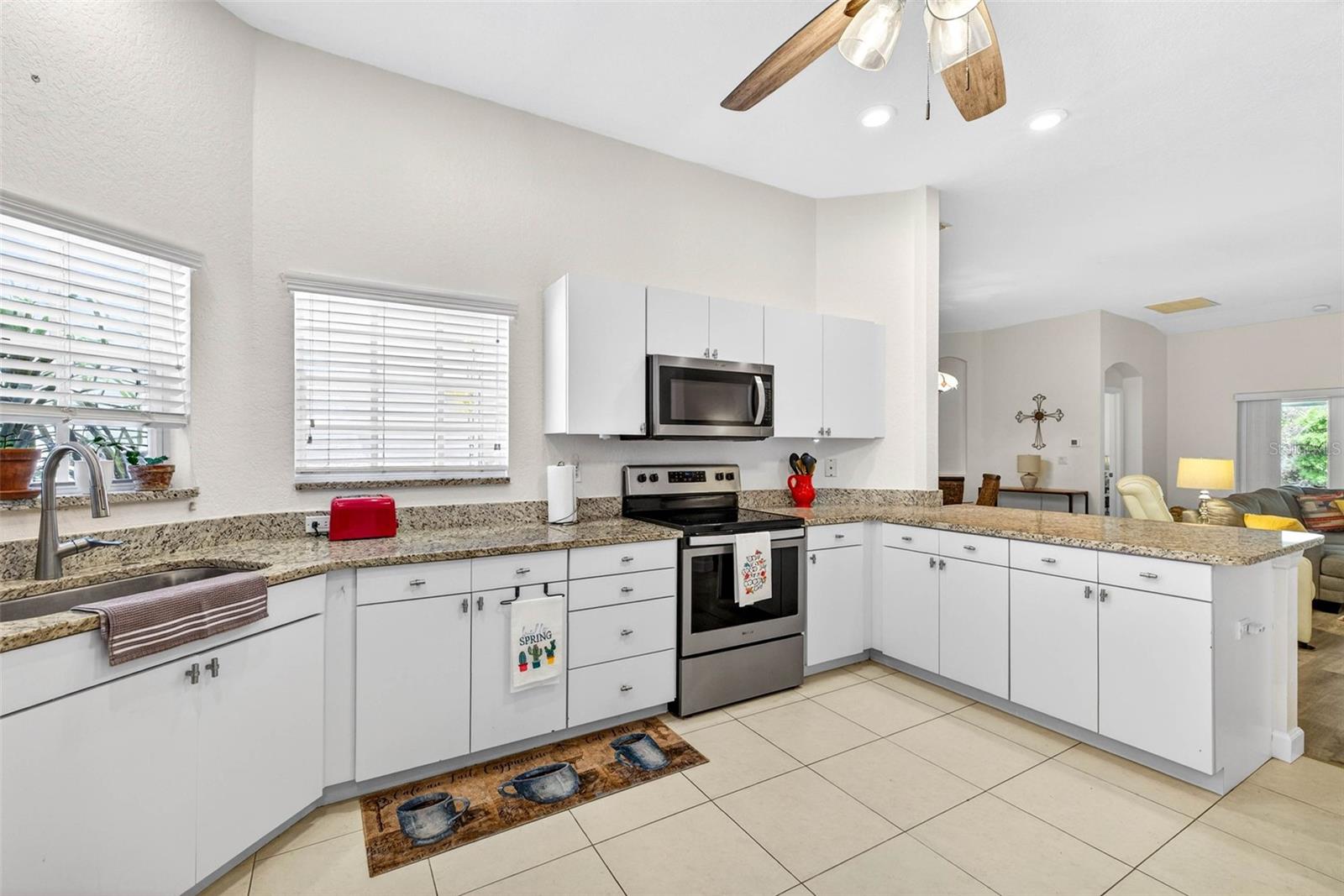 Listing photo id 18 for 7559 Mediterranean Court