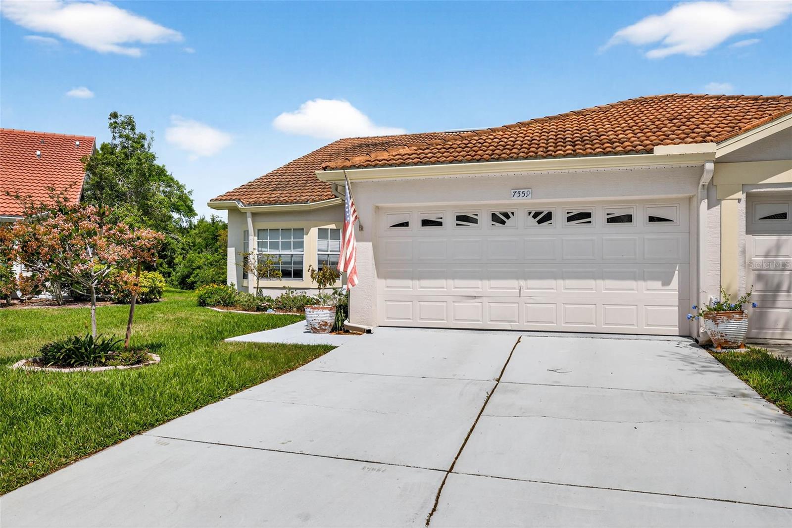 Listing photo id 2 for 7559 Mediterranean Court