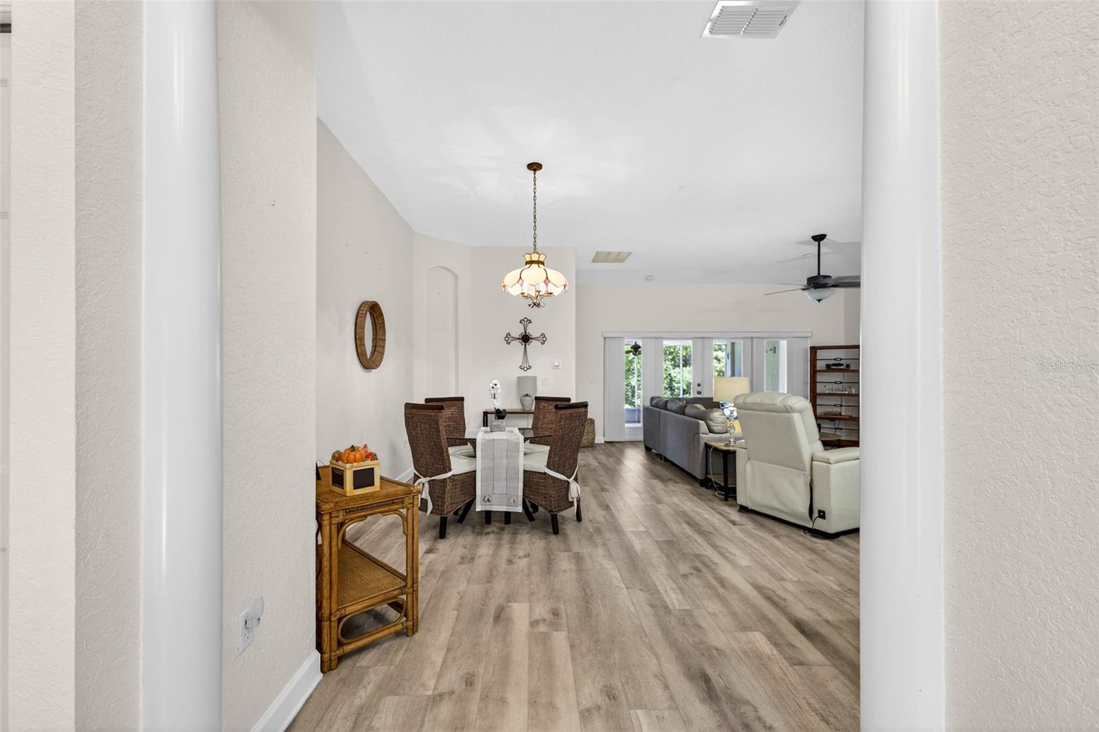 Listing photo id 5 for 7559 Mediterranean Court